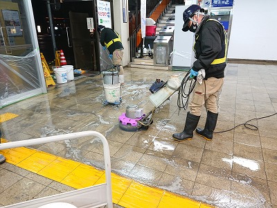 福井県鯖江市の駅コンコースの滑り止めです。